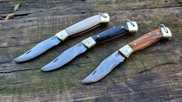 Canivetes artesanais com cabos de osso, chifre e madeira natural.