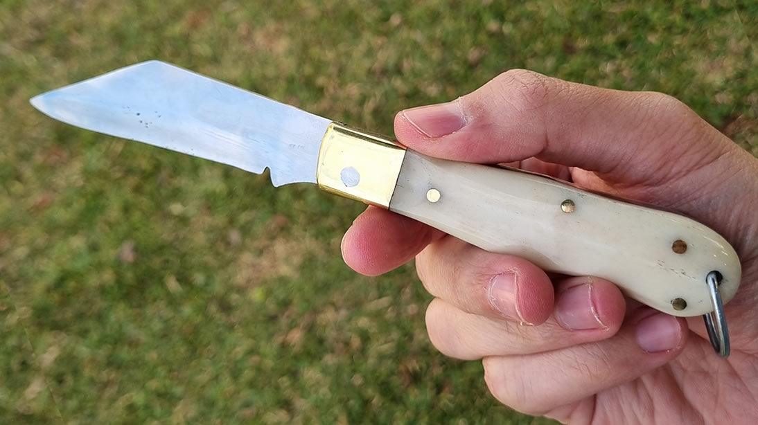 Canivete artesanal com cabo de osso natural.