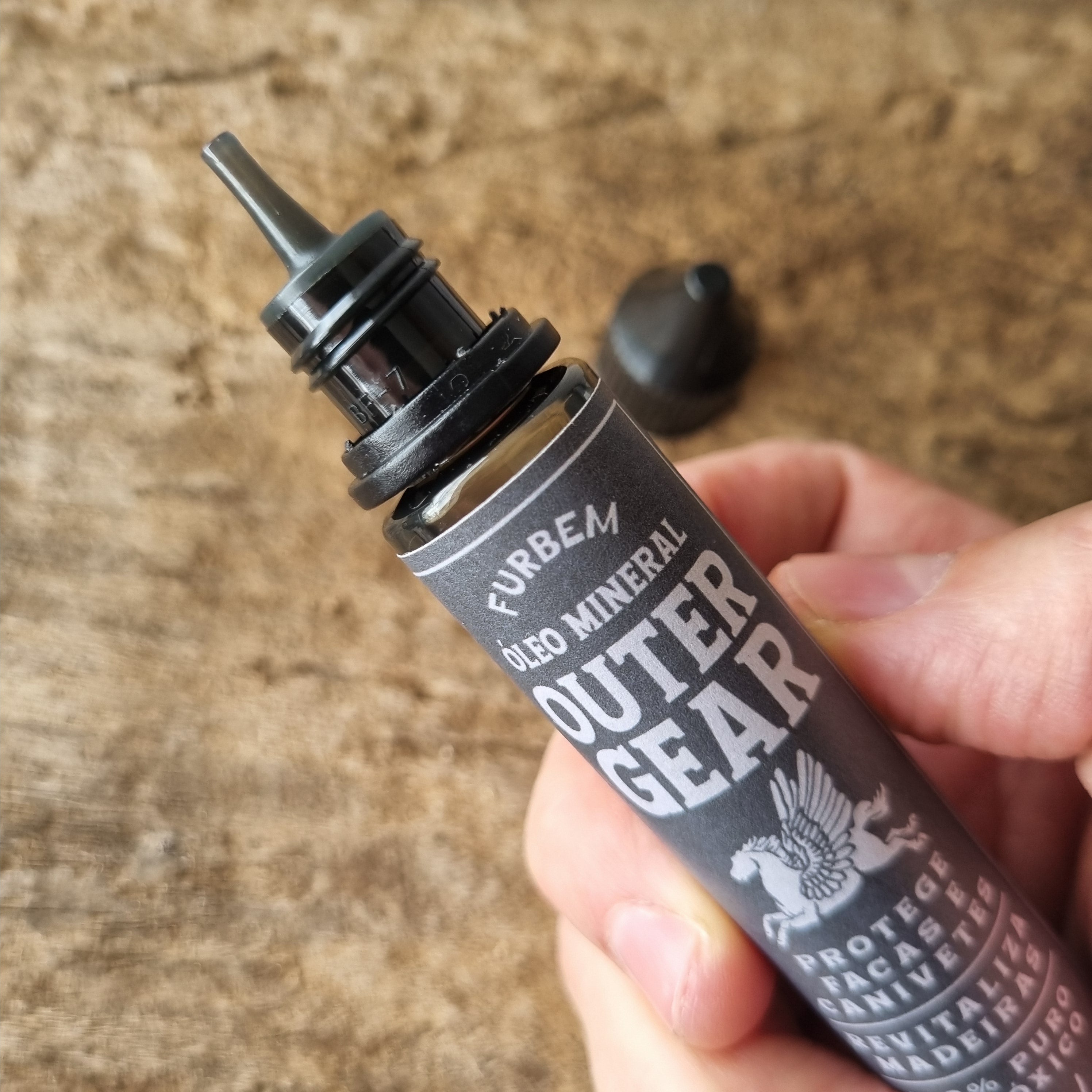 O Óleo Mineral Lubrificante para Canivetes e Facas OutGear - Protege Facas e Canivetes - Revitaliza Cabos de Madeira