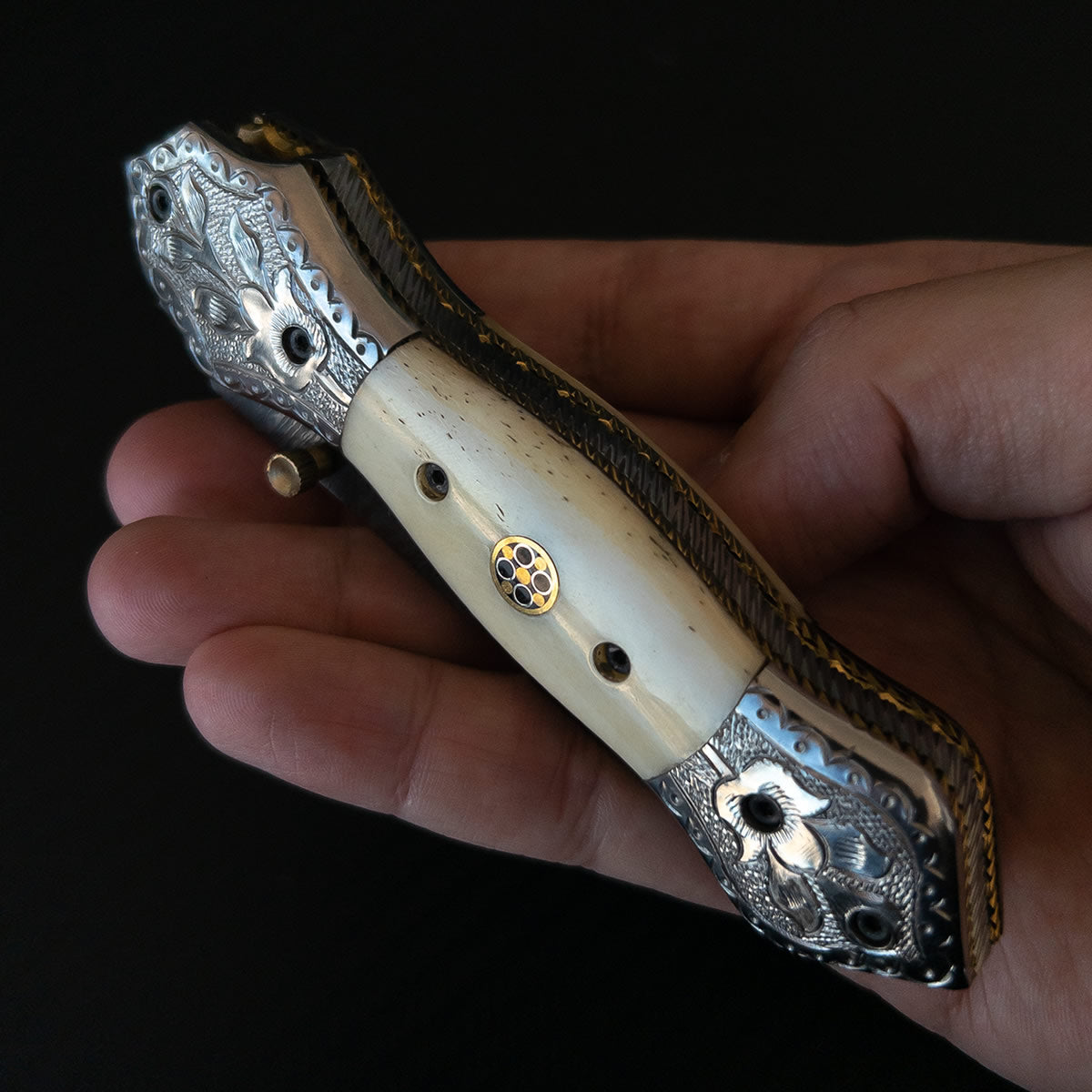 Canivete Furbem clássico artesanal com lâmina forjada em aço damasco.