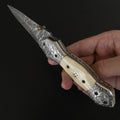 Lindo modelo de canivete artesanal com lâmina forjada em aço damasco. Talas em osso.