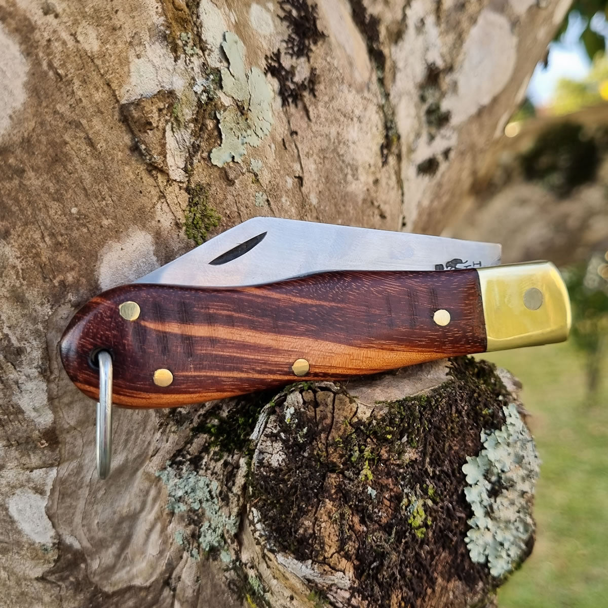 Canivete artesanal clássico Furbem modelo R3 em madeira e aço inox.