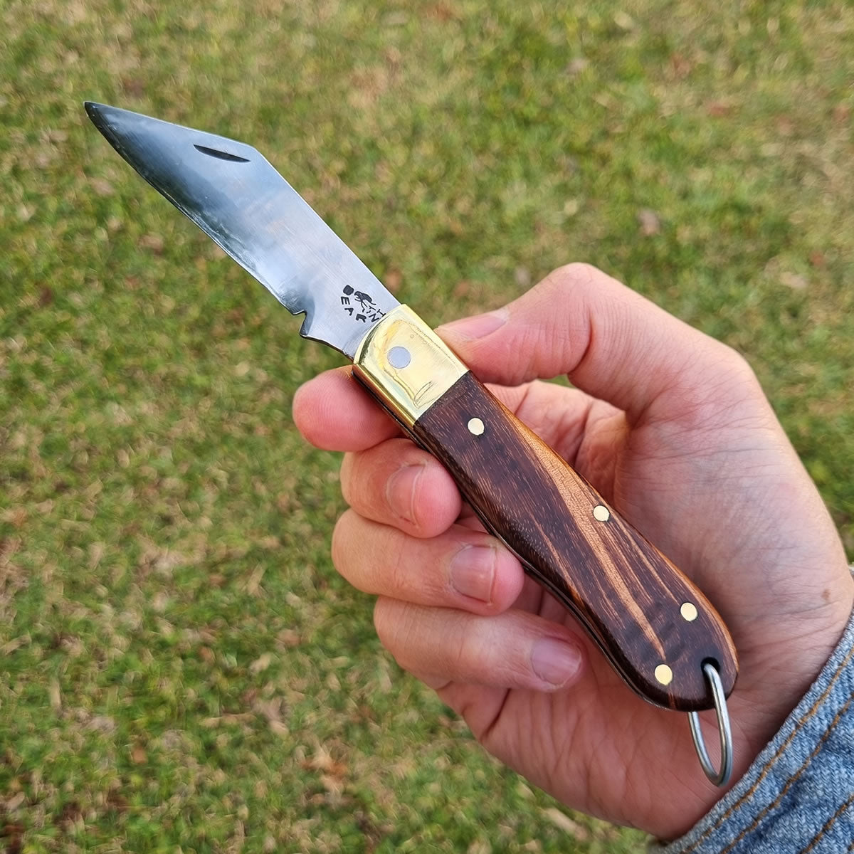 Canivete Artesanal Clássico cabo com talas de madeira de jacarandá.
