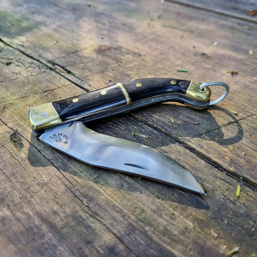 Canivete de bolso artesanal cabo com talas de chifre natural. Lamina em aço inox 420.