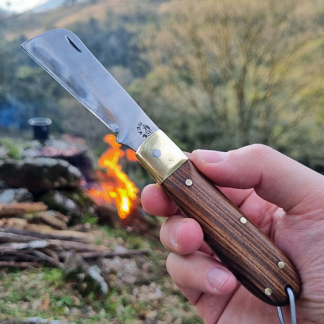 Canivete artesanal modelo Flow cabo em madeira e lâmina em aço inox. Canivete tradicional.