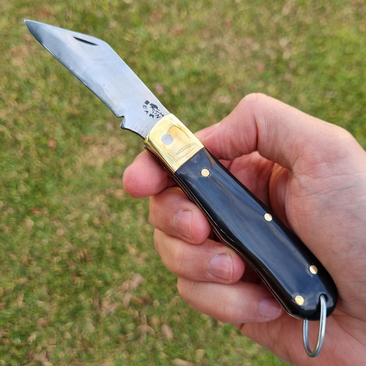 Canivete artesanal modelo clássico R3. Empunhadura com talas de chifre.  Lâmina forjada em aço inox. Furbem.