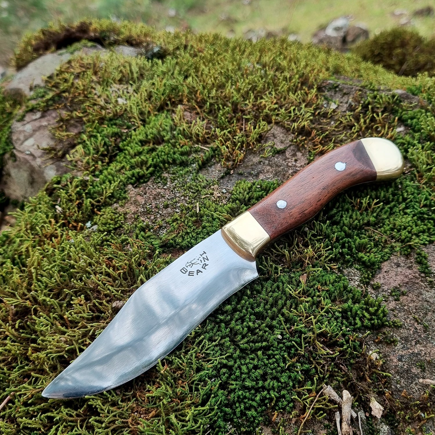 Faca artesanal tradicional utilitária modelo Bushcraft HR. Lâmina forjada em aço inoxidável 420. Cabo com talas de madeira nobre de jacarandá. Bolster e pomo em latão. 