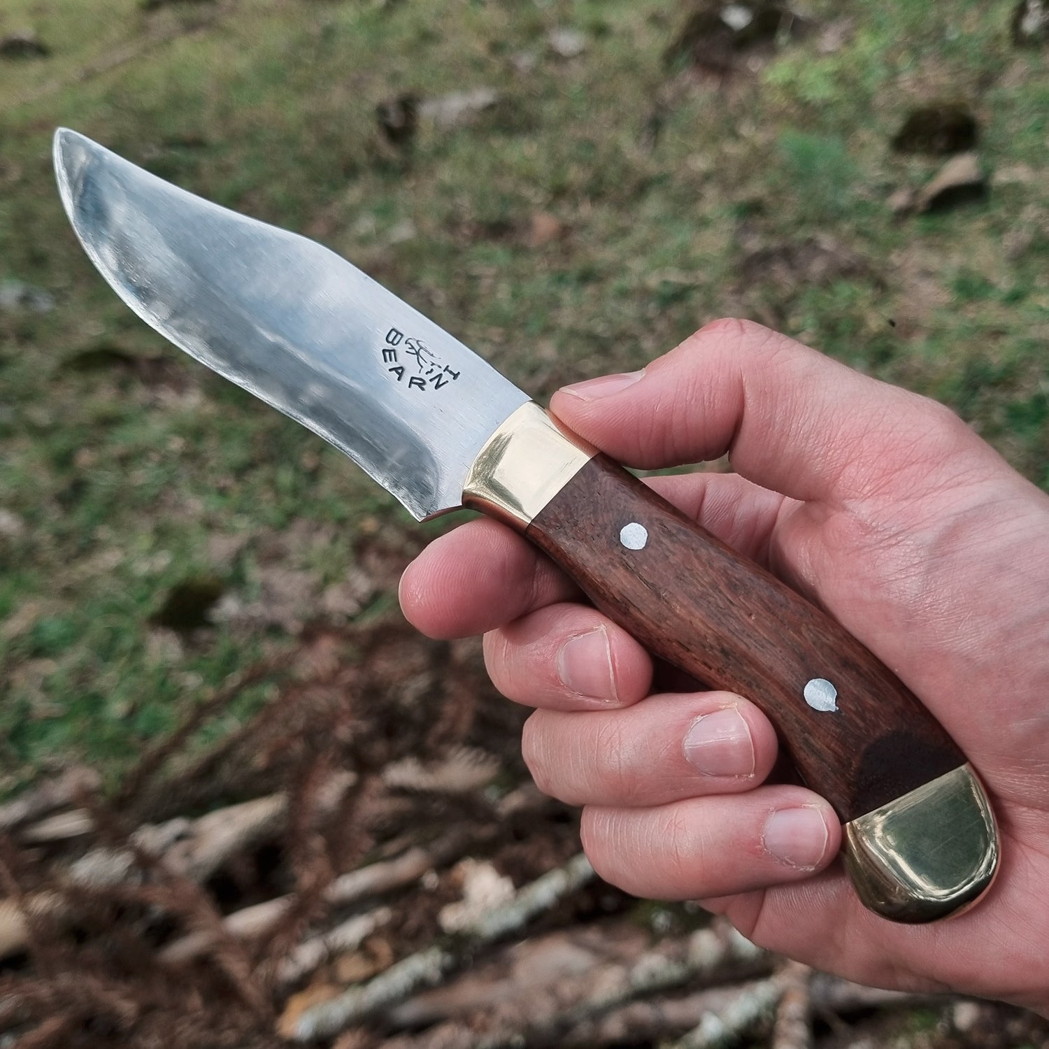 Faca artesanal utilitária compacta modelo HR Bushcraft. Lâmina em aço inox 420 cirúrgico. Cabo com talas de madeira nobre de jacarandá. Bolster e pomo em latão. 