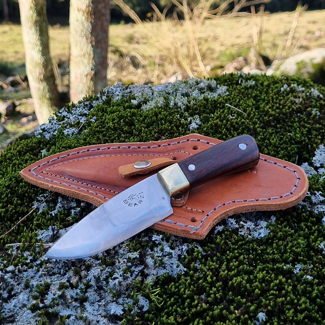 Faca EDC Bushcraft artesanal modelo Piccola cabo madeira nobre de jacarandá. 