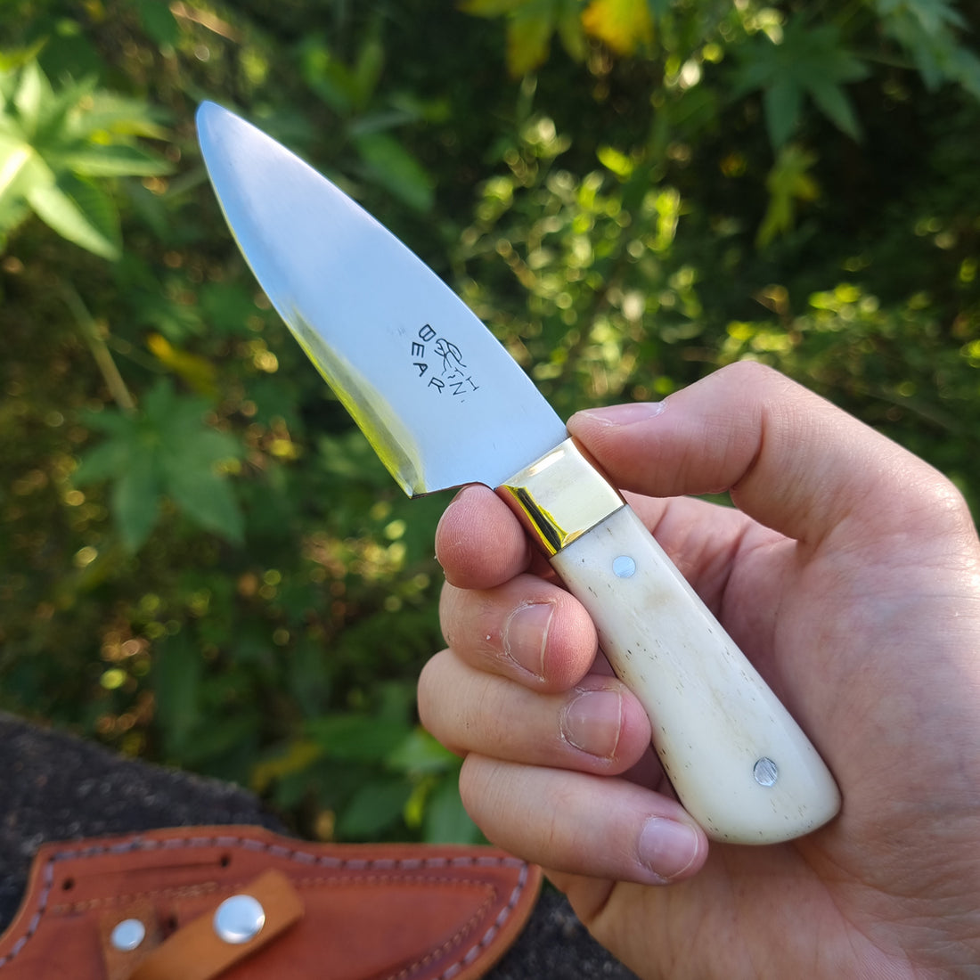 Faca artesanal modelo Piccola cabo com osso natural, lâmina aço inox 420.