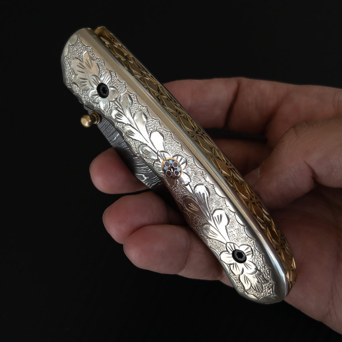 Canivete artesanal de coleção com lâmina em aço damasco.