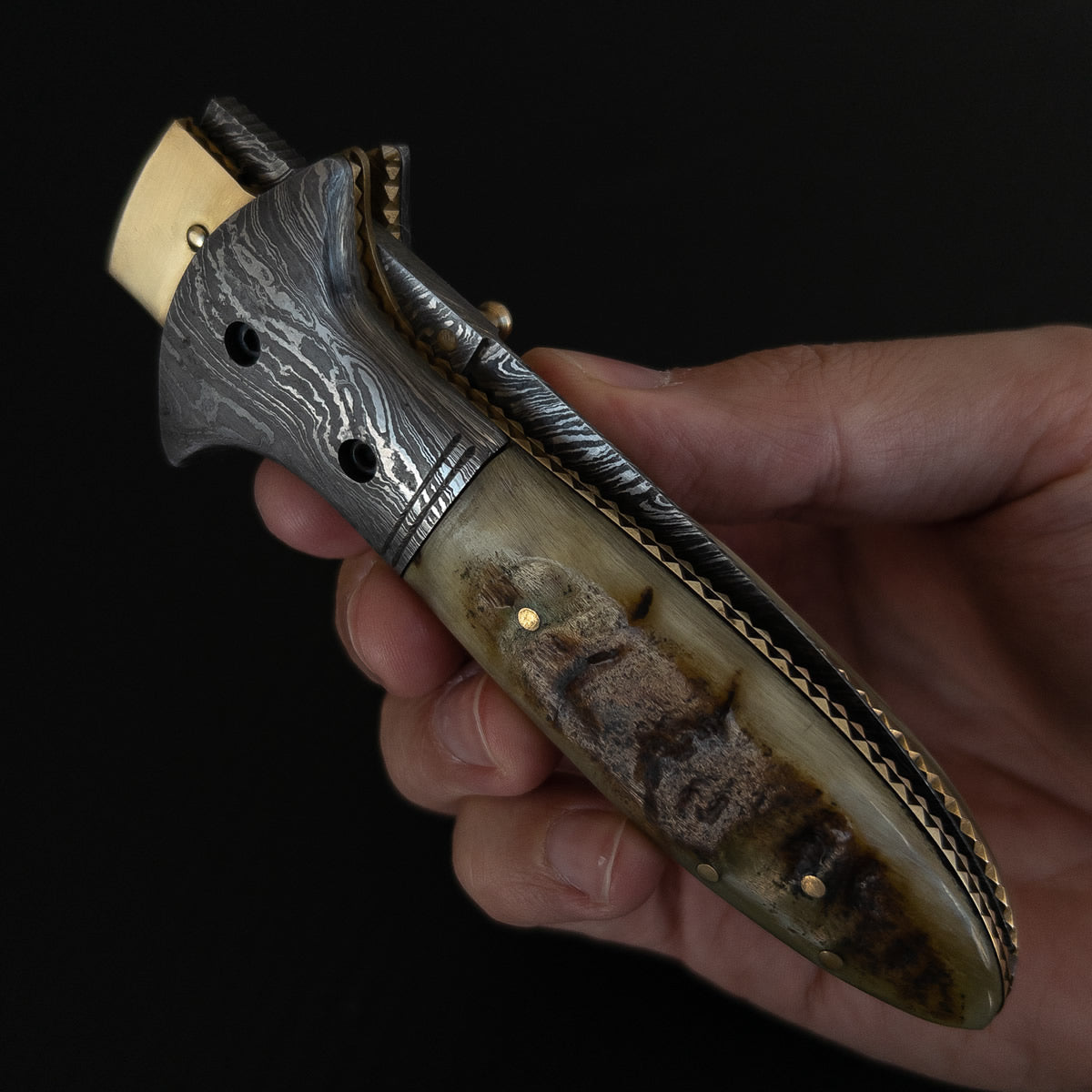 Lindo canivete artesanal com lâmina em aço damasco.